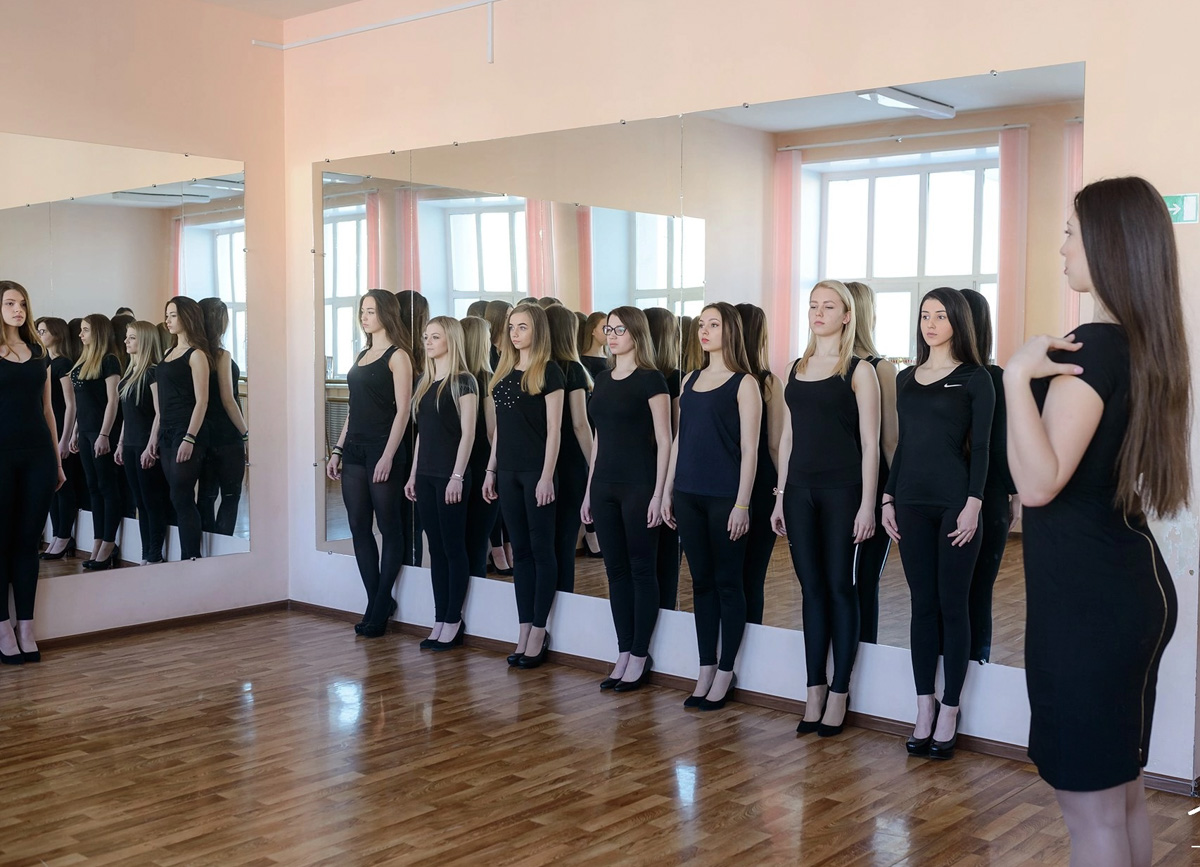 Виктория Селеметова знает: она всегда должна быть на высоте, ведь в связи с ее родом деятельности общество предъявляет к ее внешнему виду повышенные требования. Эта уверенная девушка вполне им соответствует. И, конечно, у нее имеются свои лайфхаки, благодаря которым ей удается выглядеть отлично несмотря на бешеный график.