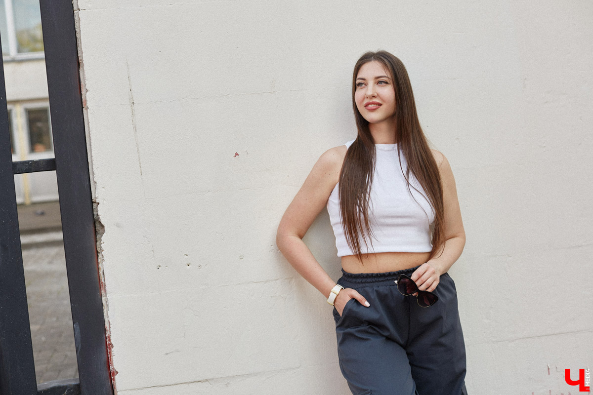 Виктория Селеметова знает: она всегда должна быть на высоте, ведь в связи с ее родом деятельности общество предъявляет к ее внешнему виду повышенные требования. Эта уверенная девушка вполне им соответствует. И, конечно, у нее имеются свои лайфхаки, благодаря которым ей удается выглядеть отлично несмотря на бешеный график.