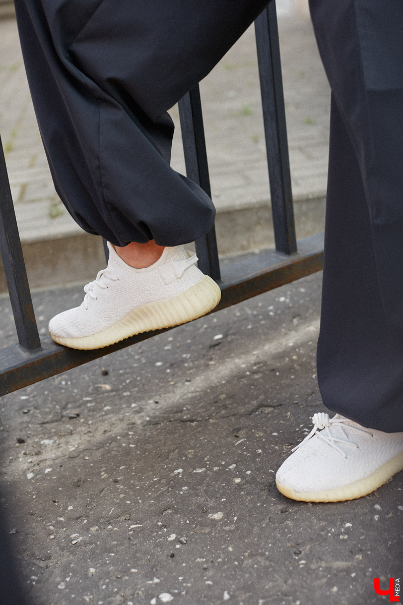 Виктория Селеметова знает: она всегда должна быть на высоте, ведь в связи с ее родом деятельности общество предъявляет к ее внешнему виду повышенные требования. Эта уверенная девушка вполне им соответствует. И, конечно, у нее имеются свои лайфхаки, благодаря которым ей удается выглядеть отлично несмотря на бешеный график.