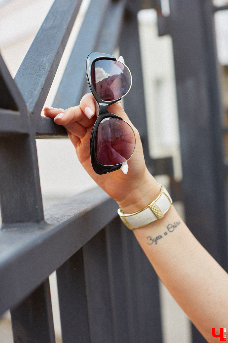 Виктория Селеметова знает: она всегда должна быть на высоте, ведь в связи с ее родом деятельности общество предъявляет к ее внешнему виду повышенные требования. Эта уверенная девушка вполне им соответствует. И, конечно, у нее имеются свои лайфхаки, благодаря которым ей удается выглядеть отлично несмотря на бешеный график.