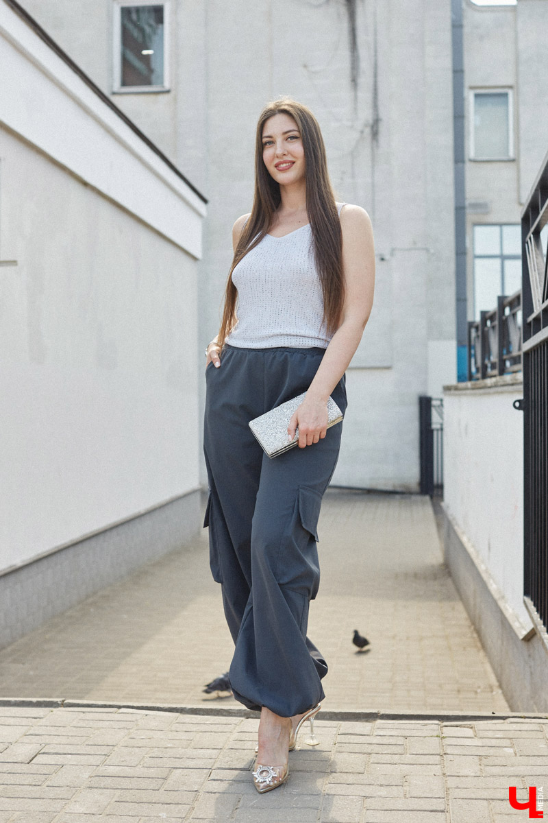 Виктория Селеметова знает: она всегда должна быть на высоте, ведь в связи с ее родом деятельности общество предъявляет к ее внешнему виду повышенные требования. Эта уверенная девушка вполне им соответствует. И, конечно, у нее имеются свои лайфхаки, благодаря которым ей удается выглядеть отлично несмотря на бешеный график.