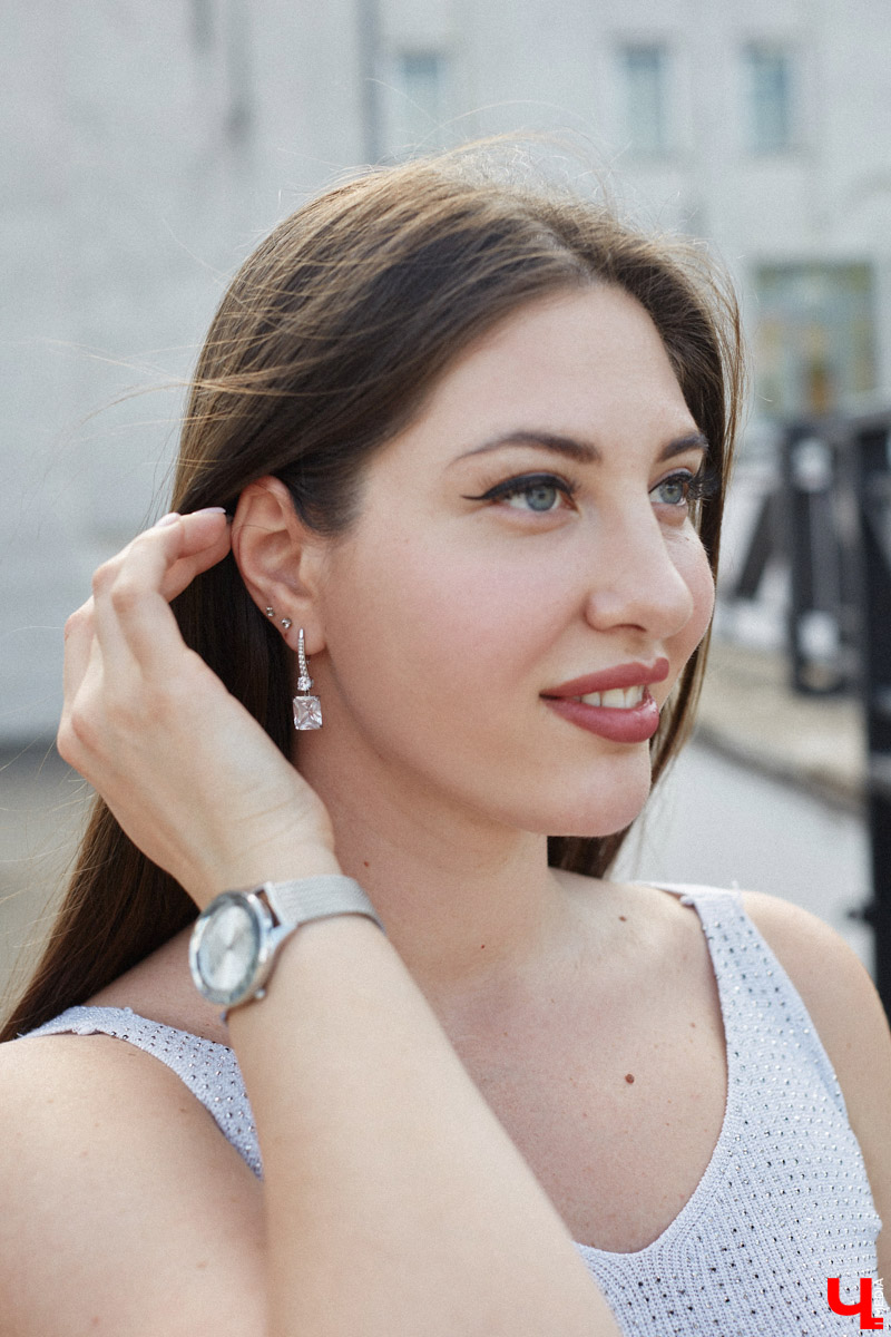 Виктория Селеметова знает: она всегда должна быть на высоте, ведь в связи с ее родом деятельности общество предъявляет к ее внешнему виду повышенные требования. Эта уверенная девушка вполне им соответствует. И, конечно, у нее имеются свои лайфхаки, благодаря которым ей удается выглядеть отлично несмотря на бешеный график.