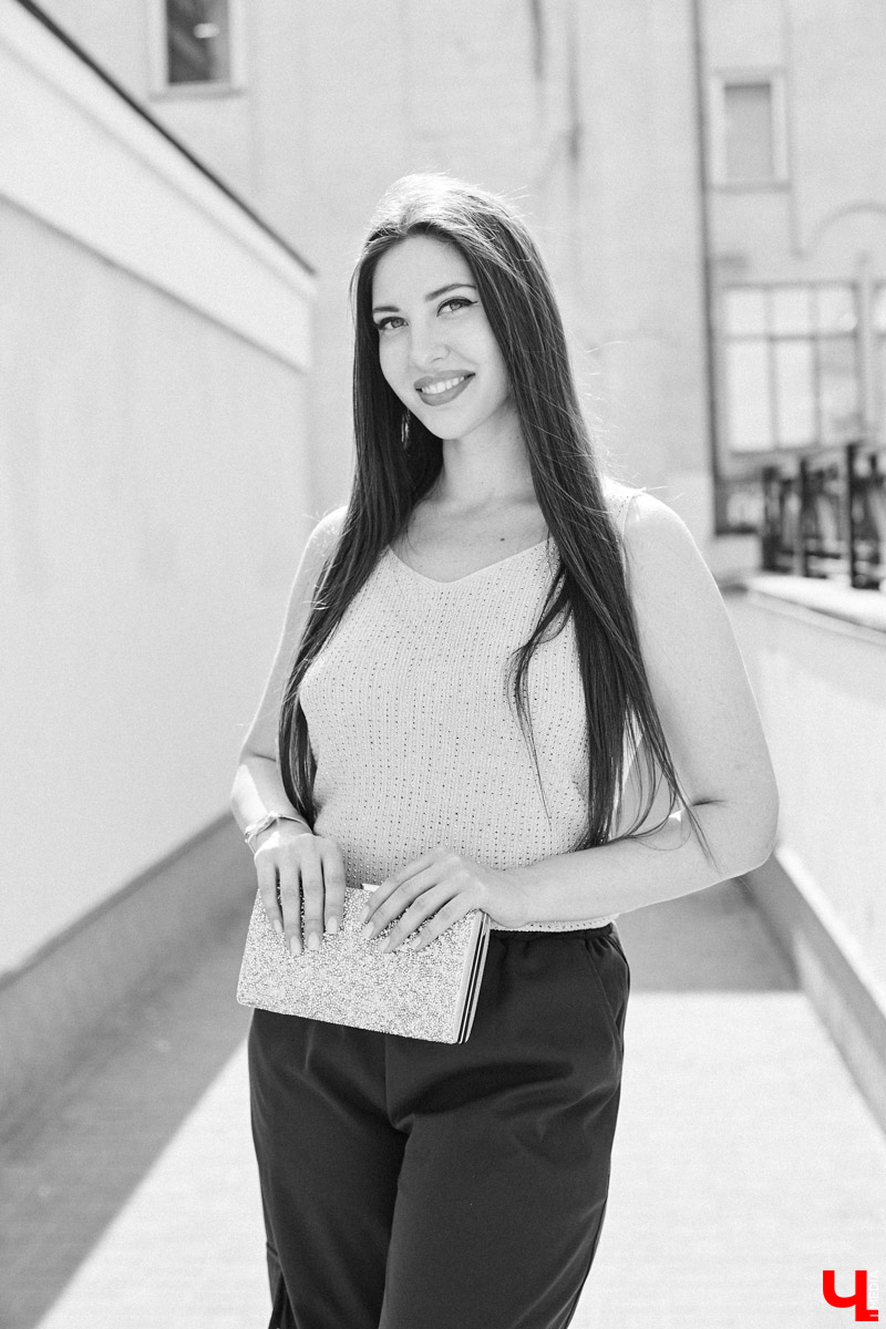 Виктория Селеметова знает: она всегда должна быть на высоте, ведь в связи с ее родом деятельности общество предъявляет к ее внешнему виду повышенные требования. Эта уверенная девушка вполне им соответствует. И, конечно, у нее имеются свои лайфхаки, благодаря которым ей удается выглядеть отлично несмотря на бешеный график.