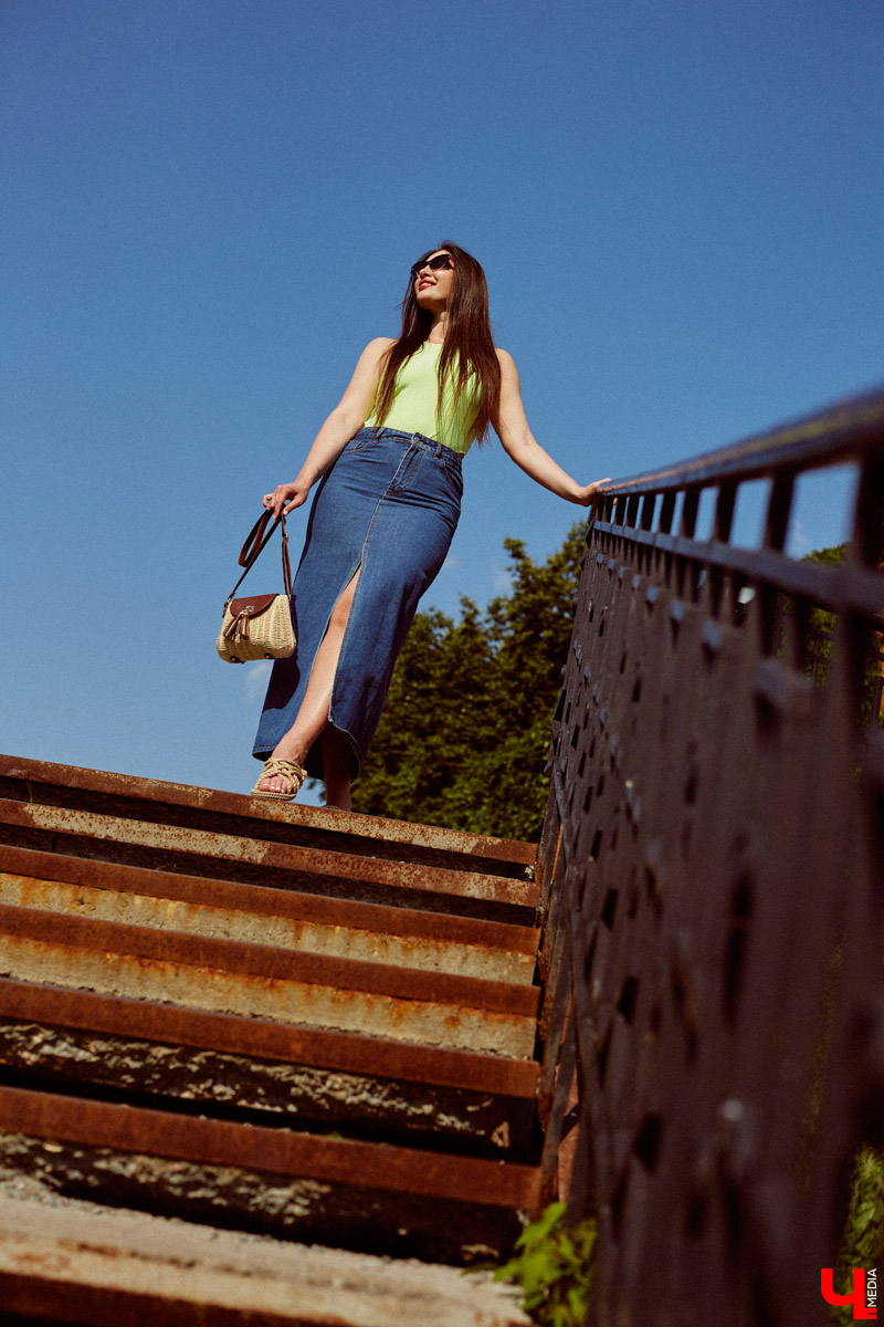 Виктория Селеметова знает: она всегда должна быть на высоте, ведь в связи с ее родом деятельности общество предъявляет к ее внешнему виду повышенные требования. Эта уверенная девушка вполне им соответствует. И, конечно, у нее имеются свои лайфхаки, благодаря которым ей удается выглядеть отлично несмотря на бешеный график.