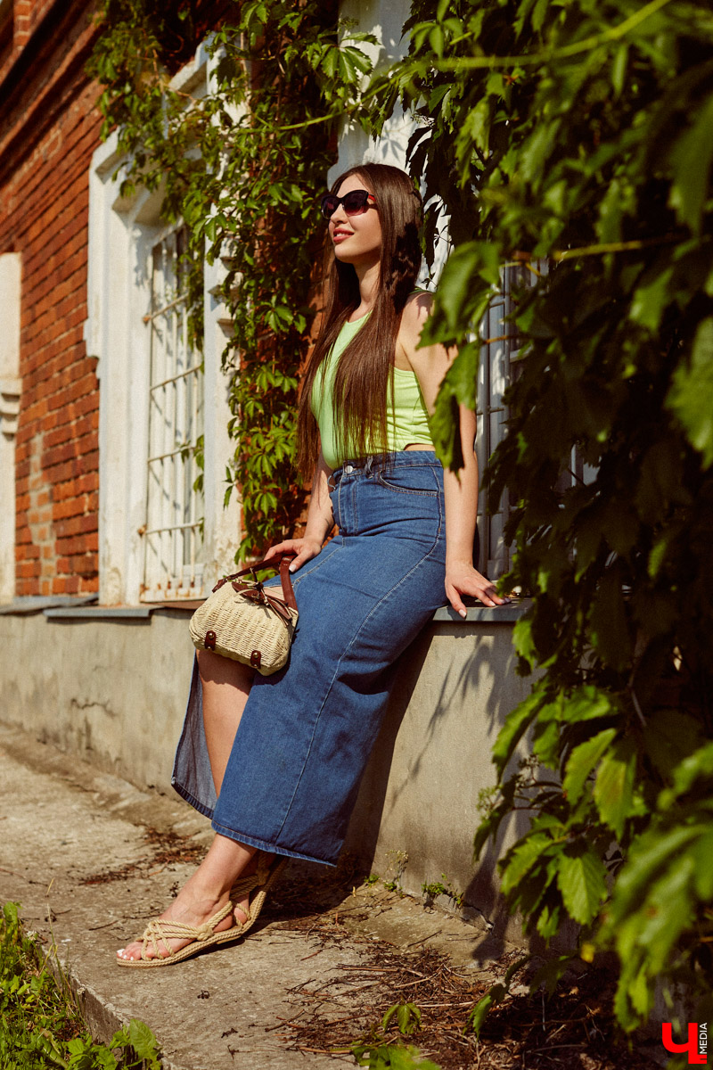 Виктория Селеметова знает: она всегда должна быть на высоте, ведь в связи с ее родом деятельности общество предъявляет к ее внешнему виду повышенные требования. Эта уверенная девушка вполне им соответствует. И, конечно, у нее имеются свои лайфхаки, благодаря которым ей удается выглядеть отлично несмотря на бешеный график.