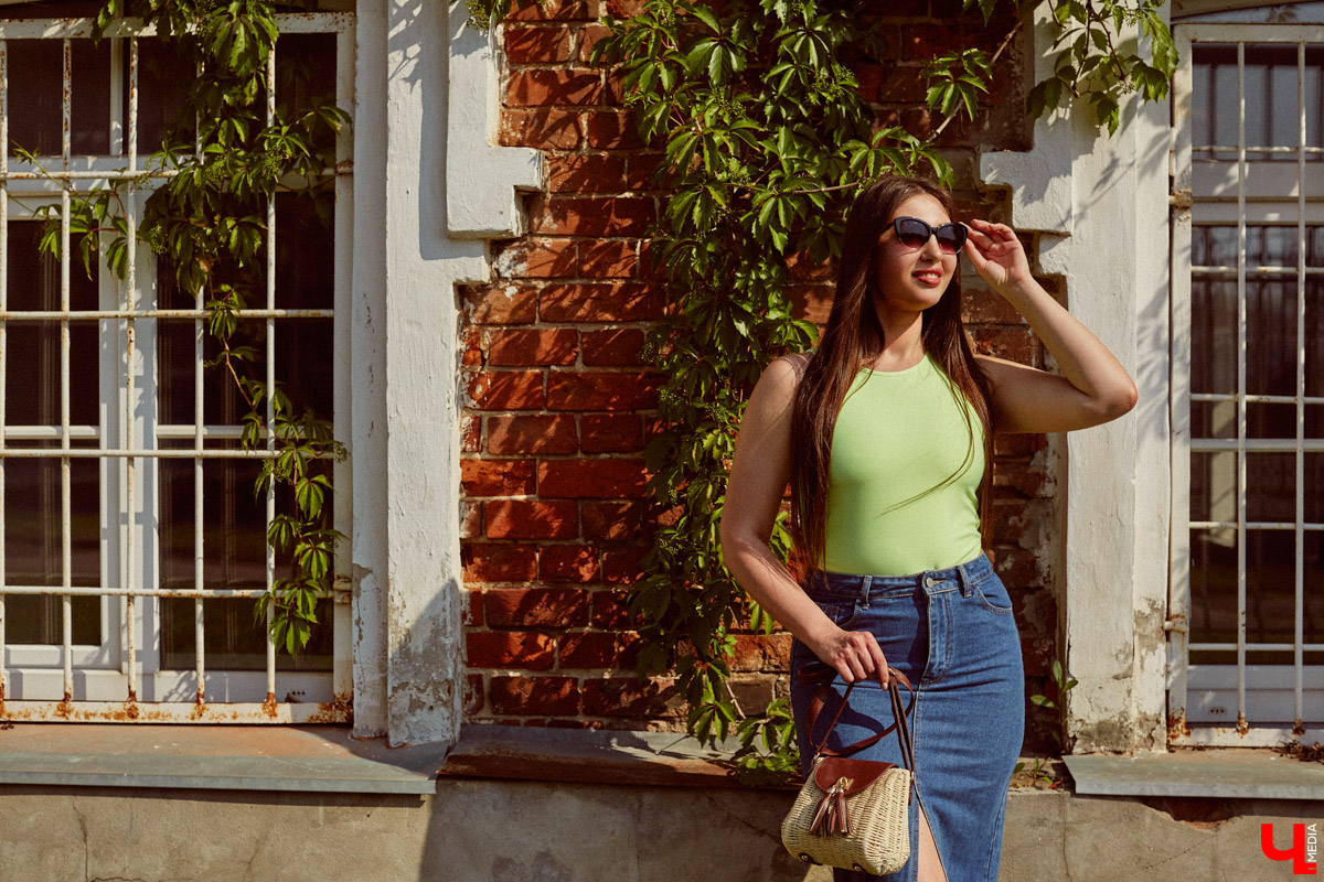 Виктория Селеметова знает: она всегда должна быть на высоте, ведь в связи с ее родом деятельности общество предъявляет к ее внешнему виду повышенные требования. Эта уверенная девушка вполне им соответствует. И, конечно, у нее имеются свои лайфхаки, благодаря которым ей удается выглядеть отлично несмотря на бешеный график.