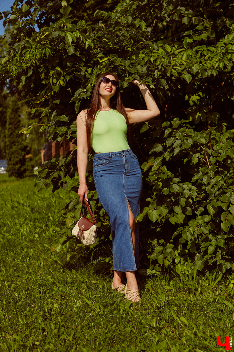 Виктория Селеметова знает: она всегда должна быть на высоте, ведь в связи с ее родом деятельности общество предъявляет к ее внешнему виду повышенные требования. Эта уверенная девушка вполне им соответствует. И, конечно, у нее имеются свои лайфхаки, благодаря которым ей удается выглядеть отлично несмотря на бешеный график.