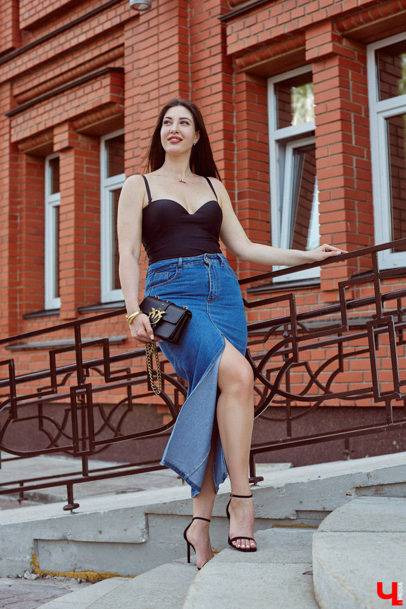 Виктория Селеметова знает: она всегда должна быть на высоте, ведь в связи с ее родом деятельности общество предъявляет к ее внешнему виду повышенные требования. Эта уверенная девушка вполне им соответствует. И, конечно, у нее имеются свои лайфхаки, благодаря которым ей удается выглядеть отлично несмотря на бешеный график.