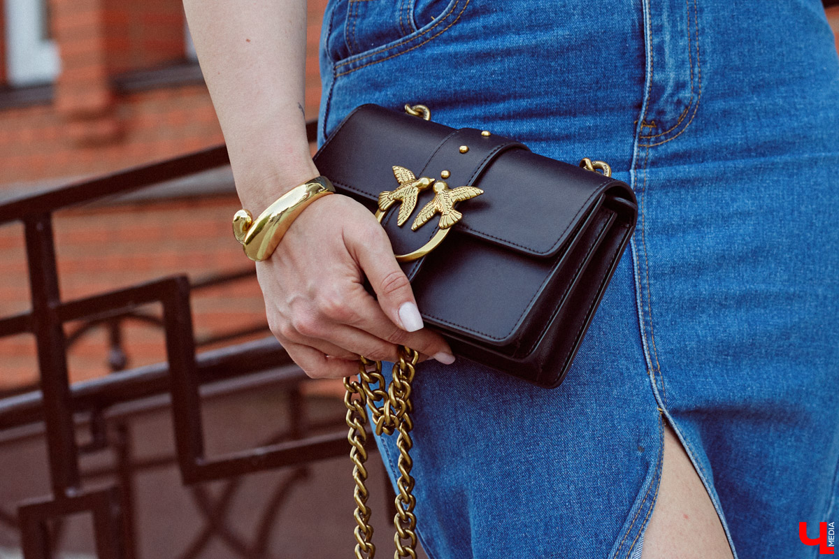 Виктория Селеметова знает: она всегда должна быть на высоте, ведь в связи с ее родом деятельности общество предъявляет к ее внешнему виду повышенные требования. Эта уверенная девушка вполне им соответствует. И, конечно, у нее имеются свои лайфхаки, благодаря которым ей удается выглядеть отлично несмотря на бешеный график.