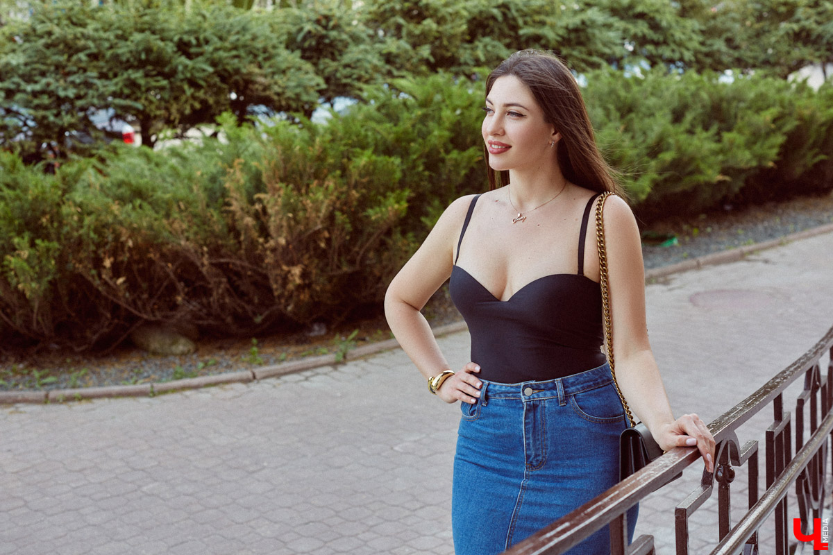 Виктория Селеметова знает: она всегда должна быть на высоте, ведь в связи с ее родом деятельности общество предъявляет к ее внешнему виду повышенные требования. Эта уверенная девушка вполне им соответствует. И, конечно, у нее имеются свои лайфхаки, благодаря которым ей удается выглядеть отлично несмотря на бешеный график.