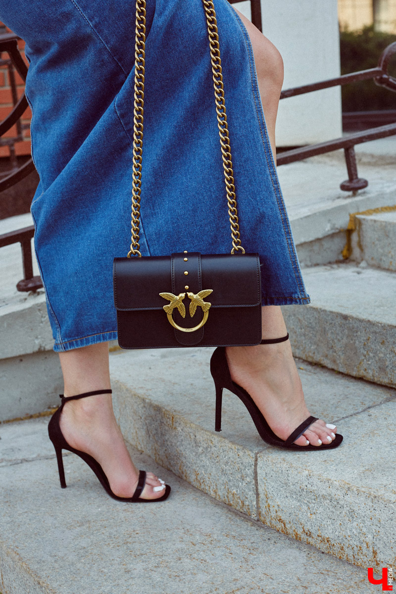 Виктория Селеметова знает: она всегда должна быть на высоте, ведь в связи с ее родом деятельности общество предъявляет к ее внешнему виду повышенные требования. Эта уверенная девушка вполне им соответствует. И, конечно, у нее имеются свои лайфхаки, благодаря которым ей удается выглядеть отлично несмотря на бешеный график.