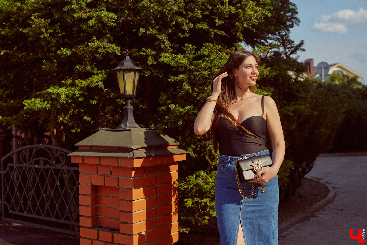 Виктория Селеметова знает: она всегда должна быть на высоте, ведь в связи с ее родом деятельности общество предъявляет к ее внешнему виду повышенные требования. Эта уверенная девушка вполне им соответствует. И, конечно, у нее имеются свои лайфхаки, благодаря которым ей удается выглядеть отлично несмотря на бешеный график.