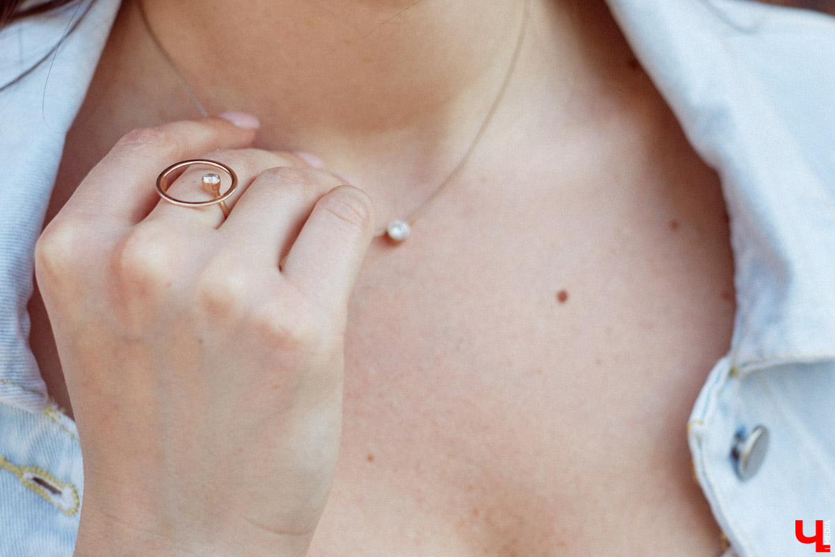 Виктория Селеметова знает: она всегда должна быть на высоте, ведь в связи с ее родом деятельности общество предъявляет к ее внешнему виду повышенные требования. Эта уверенная девушка вполне им соответствует. И, конечно, у нее имеются свои лайфхаки, благодаря которым ей удается выглядеть отлично несмотря на бешеный график.