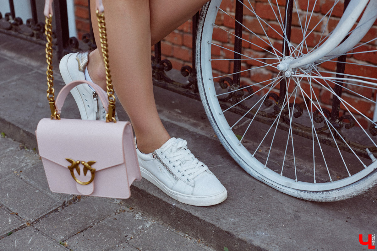 Виктория Селеметова знает: она всегда должна быть на высоте, ведь в связи с ее родом деятельности общество предъявляет к ее внешнему виду повышенные требования. Эта уверенная девушка вполне им соответствует. И, конечно, у нее имеются свои лайфхаки, благодаря которым ей удается выглядеть отлично несмотря на бешеный график.