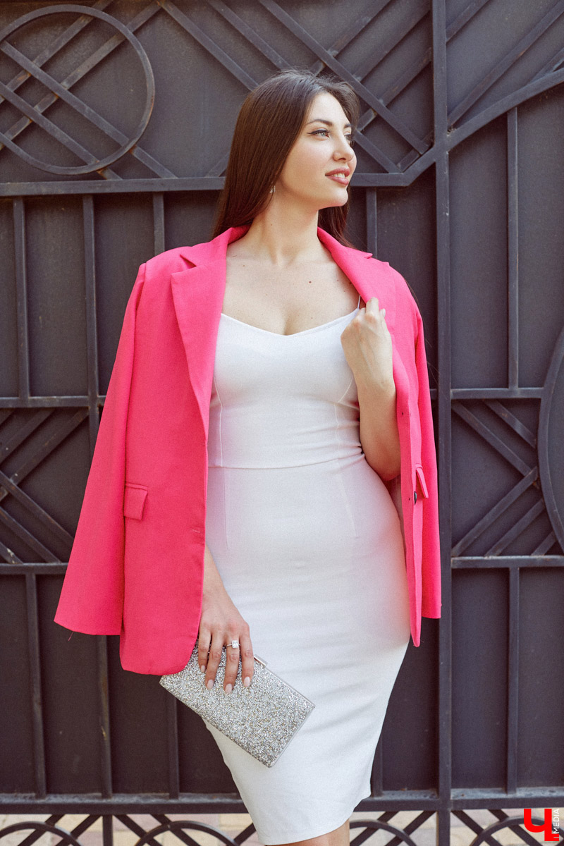 Виктория Селеметова знает: она всегда должна быть на высоте, ведь в связи с ее родом деятельности общество предъявляет к ее внешнему виду повышенные требования. Эта уверенная девушка вполне им соответствует. И, конечно, у нее имеются свои лайфхаки, благодаря которым ей удается выглядеть отлично несмотря на бешеный график.