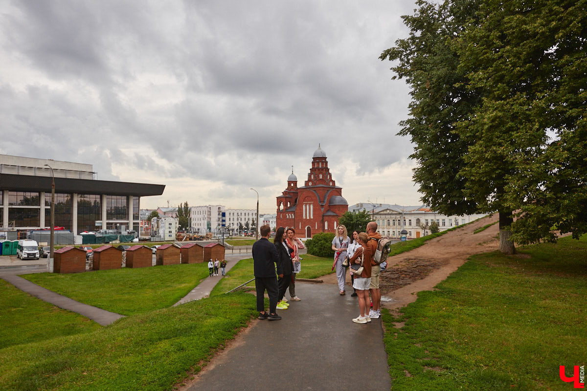 Владимирские рестораторы предложили своим гостям необычный формат гастрономического тура. Прежде чем продегустировать блюда русской кухни, участники отправились на двухчасовую экскурсию по купеческим местам. «Ключ-Медиа» прогулялся вместе с ними.