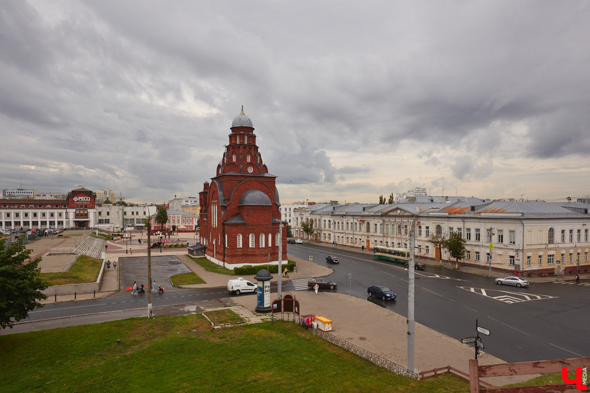 Владимирские рестораторы предложили своим гостям необычный формат гастрономического тура. Прежде чем продегустировать блюда русской кухни, участники отправились на двухчасовую экскурсию по купеческим местам. «Ключ-Медиа» прогулялся вместе с ними.