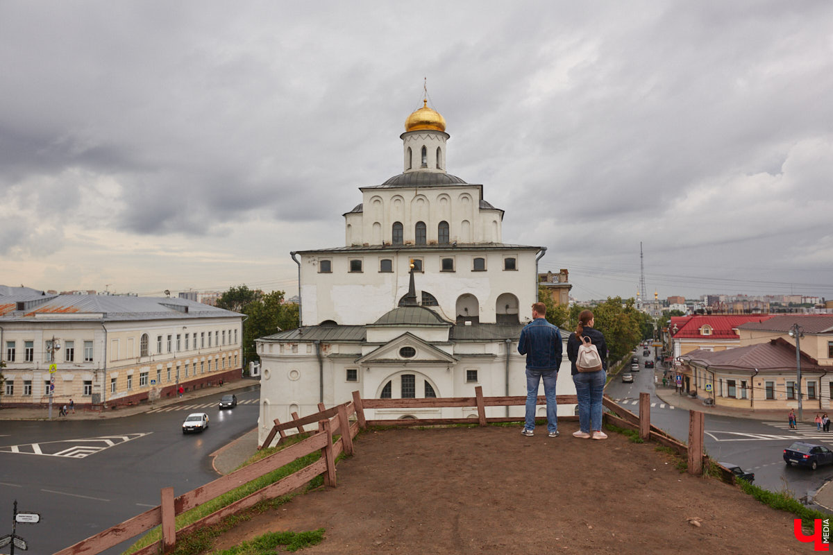 Владимирские рестораторы предложили своим гостям необычный формат гастрономического тура. Прежде чем продегустировать блюда русской кухни, участники отправились на двухчасовую экскурсию по купеческим местам. «Ключ-Медиа» прогулялся вместе с ними.