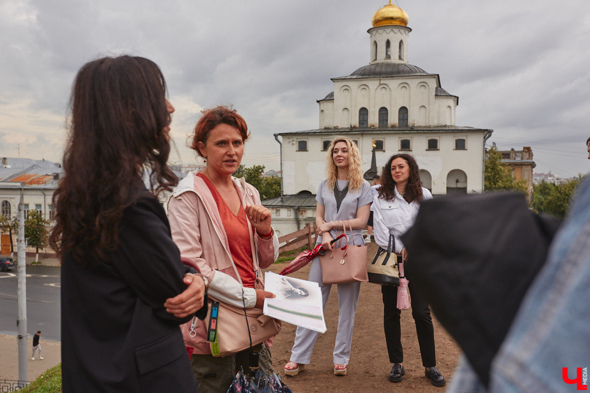 Владимирские рестораторы предложили своим гостям необычный формат гастрономического тура. Прежде чем продегустировать блюда русской кухни, участники отправились на двухчасовую экскурсию по купеческим местам. «Ключ-Медиа» прогулялся вместе с ними.