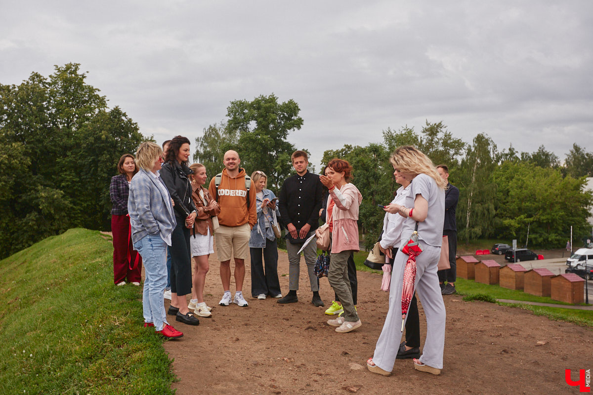 Владимирские рестораторы предложили своим гостям необычный формат гастрономического тура. Прежде чем продегустировать блюда русской кухни, участники отправились на двухчасовую экскурсию по купеческим местам. «Ключ-Медиа» прогулялся вместе с ними.