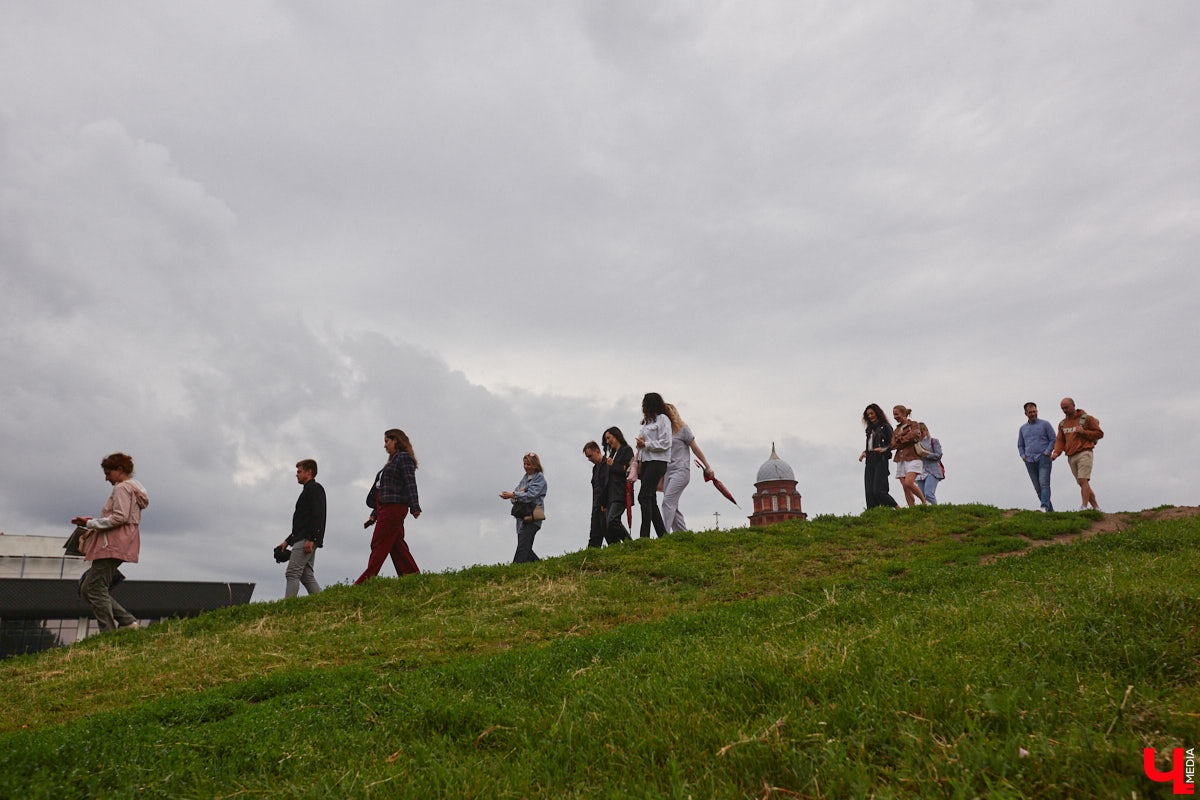 Владимирские рестораторы предложили своим гостям необычный формат гастрономического тура. Прежде чем продегустировать блюда русской кухни, участники отправились на двухчасовую экскурсию по купеческим местам. «Ключ-Медиа» прогулялся вместе с ними.