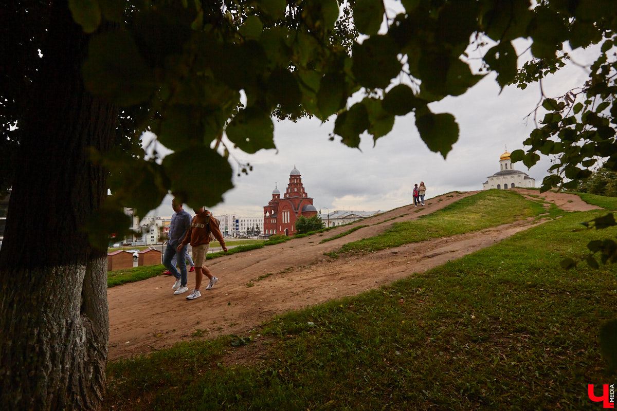 Владимирские рестораторы предложили своим гостям необычный формат гастрономического тура. Прежде чем продегустировать блюда русской кухни, участники отправились на двухчасовую экскурсию по купеческим местам. «Ключ-Медиа» прогулялся вместе с ними.