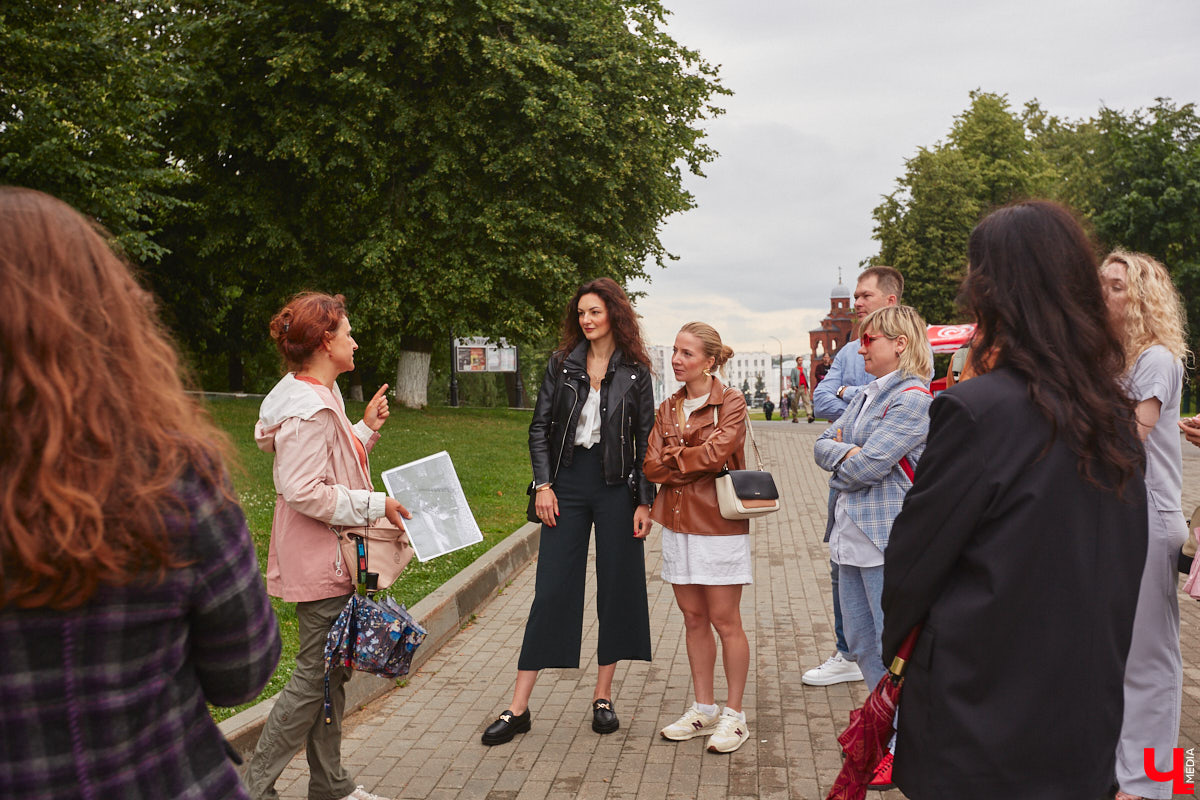 Владимирские рестораторы предложили своим гостям необычный формат гастрономического тура. Прежде чем продегустировать блюда русской кухни, участники отправились на двухчасовую экскурсию по купеческим местам. «Ключ-Медиа» прогулялся вместе с ними.