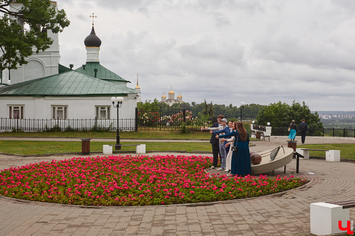Владимирские рестораторы предложили своим гостям необычный формат гастрономического тура. Прежде чем продегустировать блюда русской кухни, участники отправились на двухчасовую экскурсию по купеческим местам. «Ключ-Медиа» прогулялся вместе с ними.