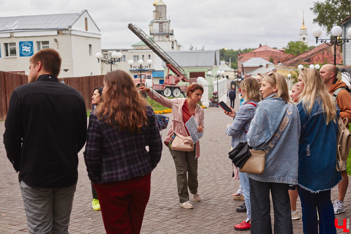 Владимирские рестораторы предложили своим гостям необычный формат гастрономического тура. Прежде чем продегустировать блюда русской кухни, участники отправились на двухчасовую экскурсию по купеческим местам. «Ключ-Медиа» прогулялся вместе с ними.