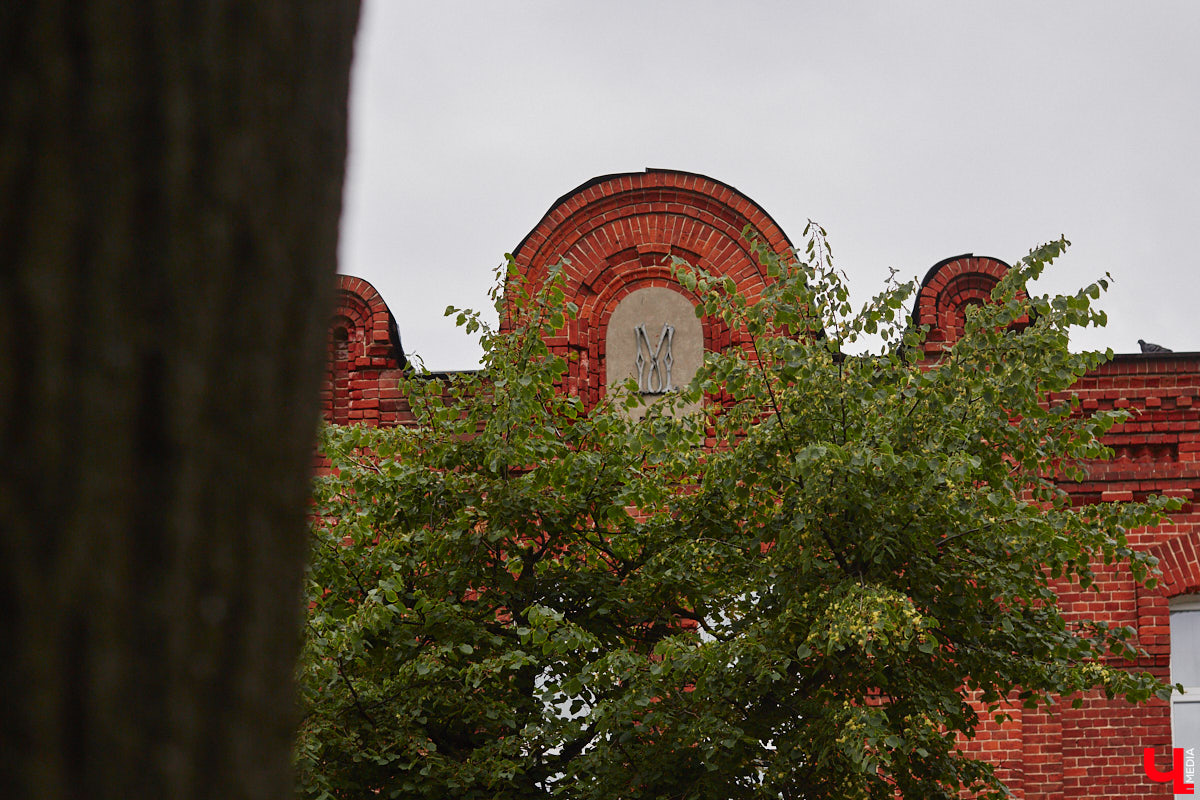 Владимирские рестораторы предложили своим гостям необычный формат гастрономического тура. Прежде чем продегустировать блюда русской кухни, участники отправились на двухчасовую экскурсию по купеческим местам. «Ключ-Медиа» прогулялся вместе с ними.