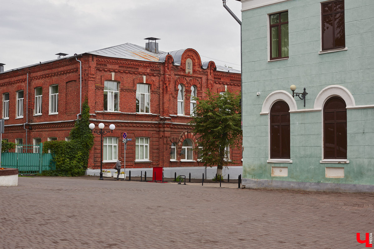 Владимирские рестораторы предложили своим гостям необычный формат гастрономического тура. Прежде чем продегустировать блюда русской кухни, участники отправились на двухчасовую экскурсию по купеческим местам. «Ключ-Медиа» прогулялся вместе с ними.