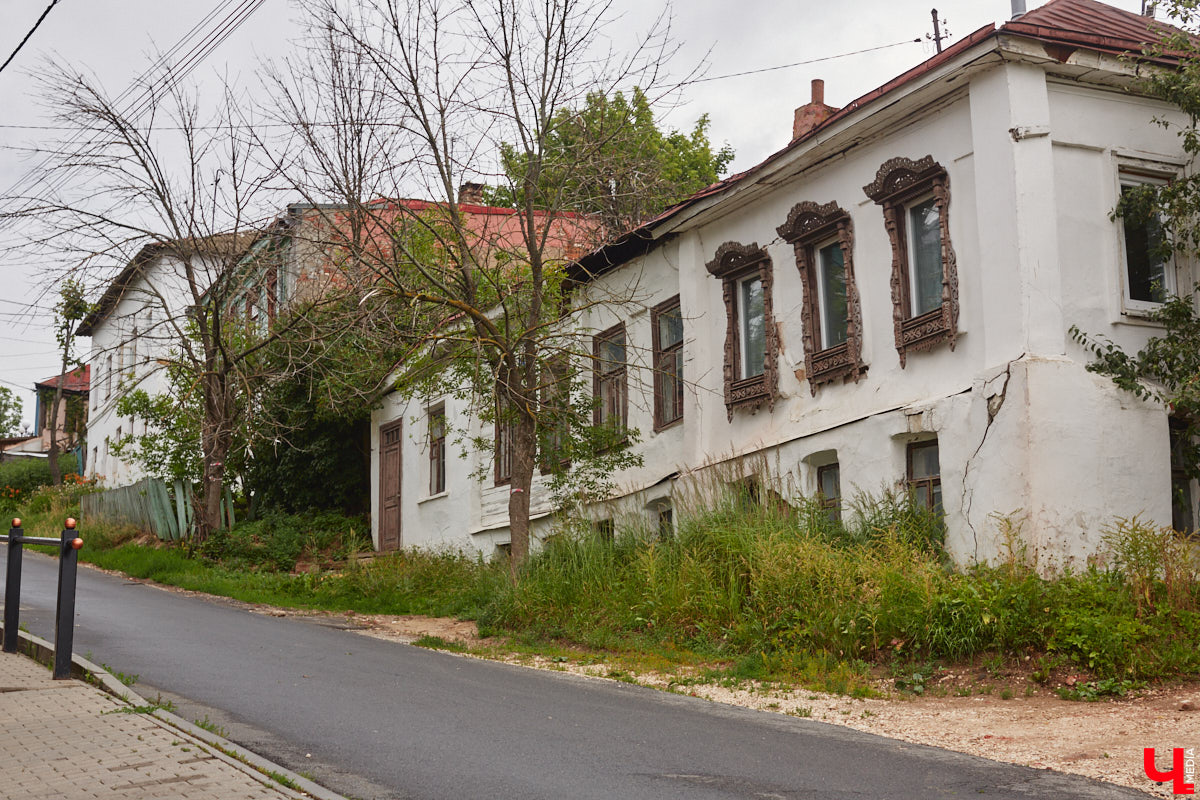 Владимирские рестораторы предложили своим гостям необычный формат гастрономического тура. Прежде чем продегустировать блюда русской кухни, участники отправились на двухчасовую экскурсию по купеческим местам. «Ключ-Медиа» прогулялся вместе с ними.