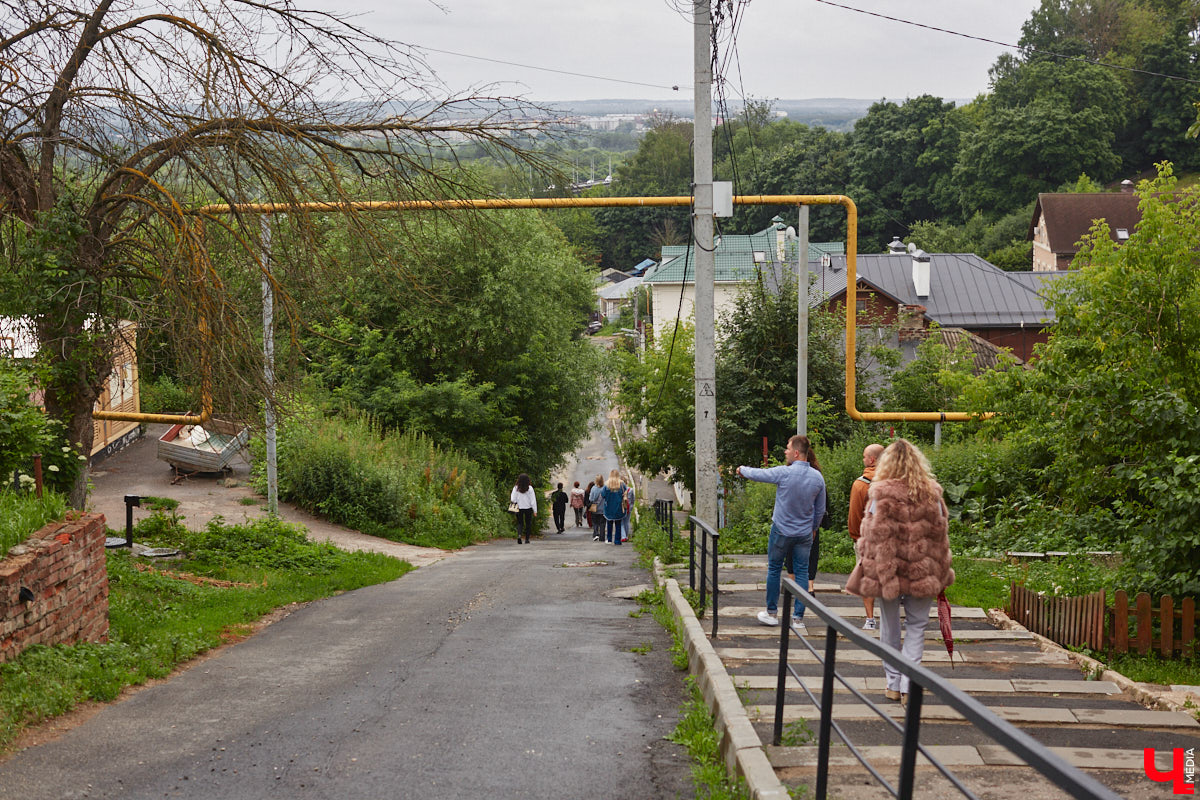 Владимирские рестораторы предложили своим гостям необычный формат гастрономического тура. Прежде чем продегустировать блюда русской кухни, участники отправились на двухчасовую экскурсию по купеческим местам. «Ключ-Медиа» прогулялся вместе с ними.