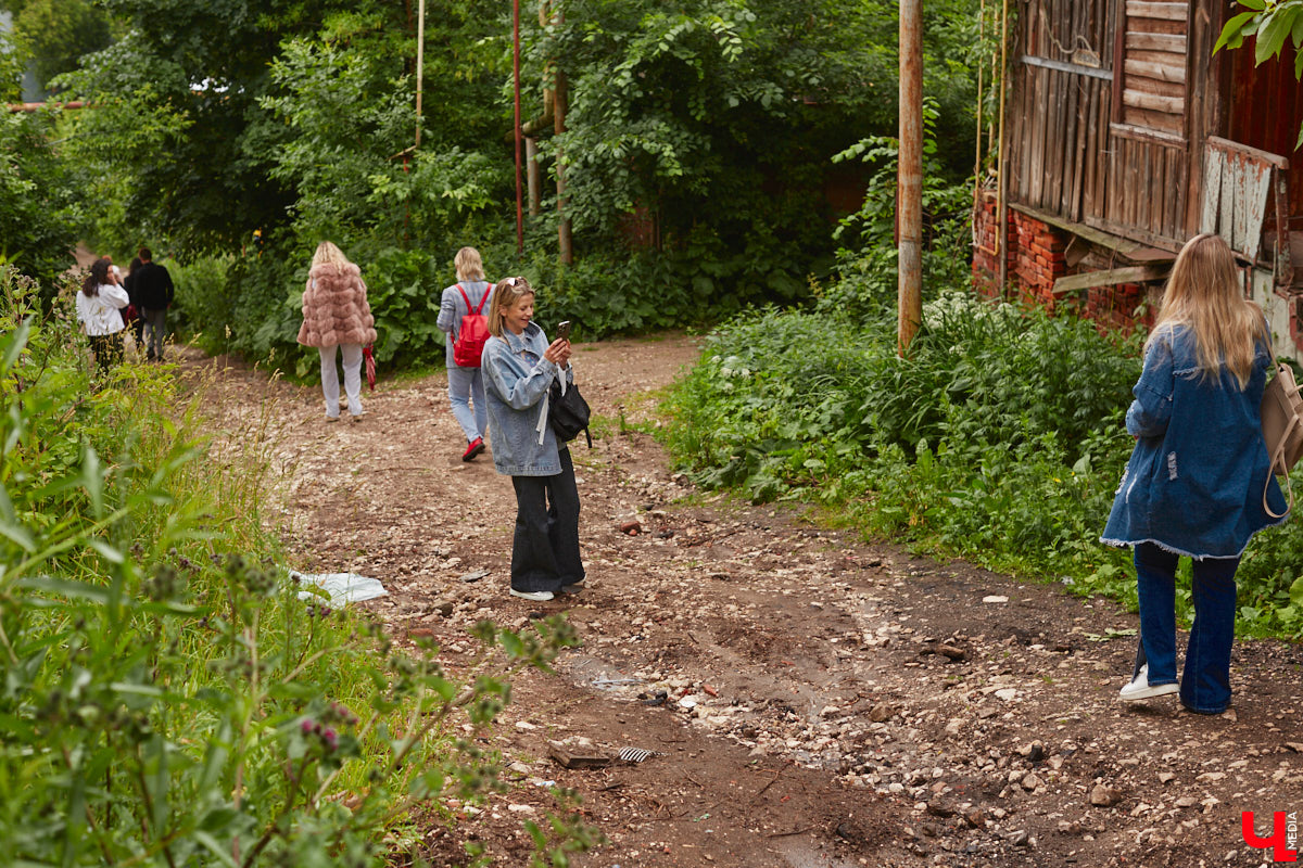 Владимирские рестораторы предложили своим гостям необычный формат гастрономического тура. Прежде чем продегустировать блюда русской кухни, участники отправились на двухчасовую экскурсию по купеческим местам. «Ключ-Медиа» прогулялся вместе с ними.