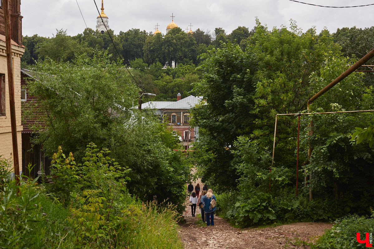 Владимирские рестораторы предложили своим гостям необычный формат гастрономического тура. Прежде чем продегустировать блюда русской кухни, участники отправились на двухчасовую экскурсию по купеческим местам. «Ключ-Медиа» прогулялся вместе с ними.