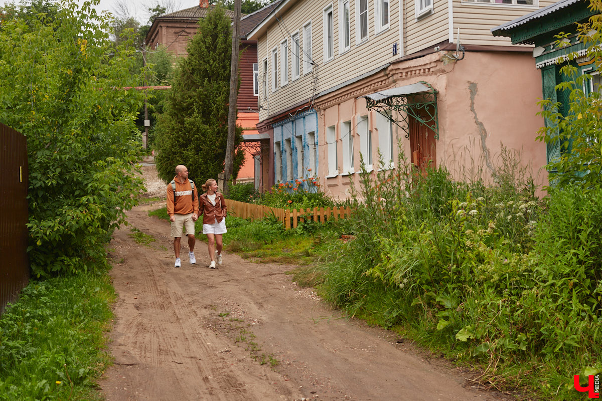 Владимирские рестораторы предложили своим гостям необычный формат гастрономического тура. Прежде чем продегустировать блюда русской кухни, участники отправились на двухчасовую экскурсию по купеческим местам. «Ключ-Медиа» прогулялся вместе с ними.