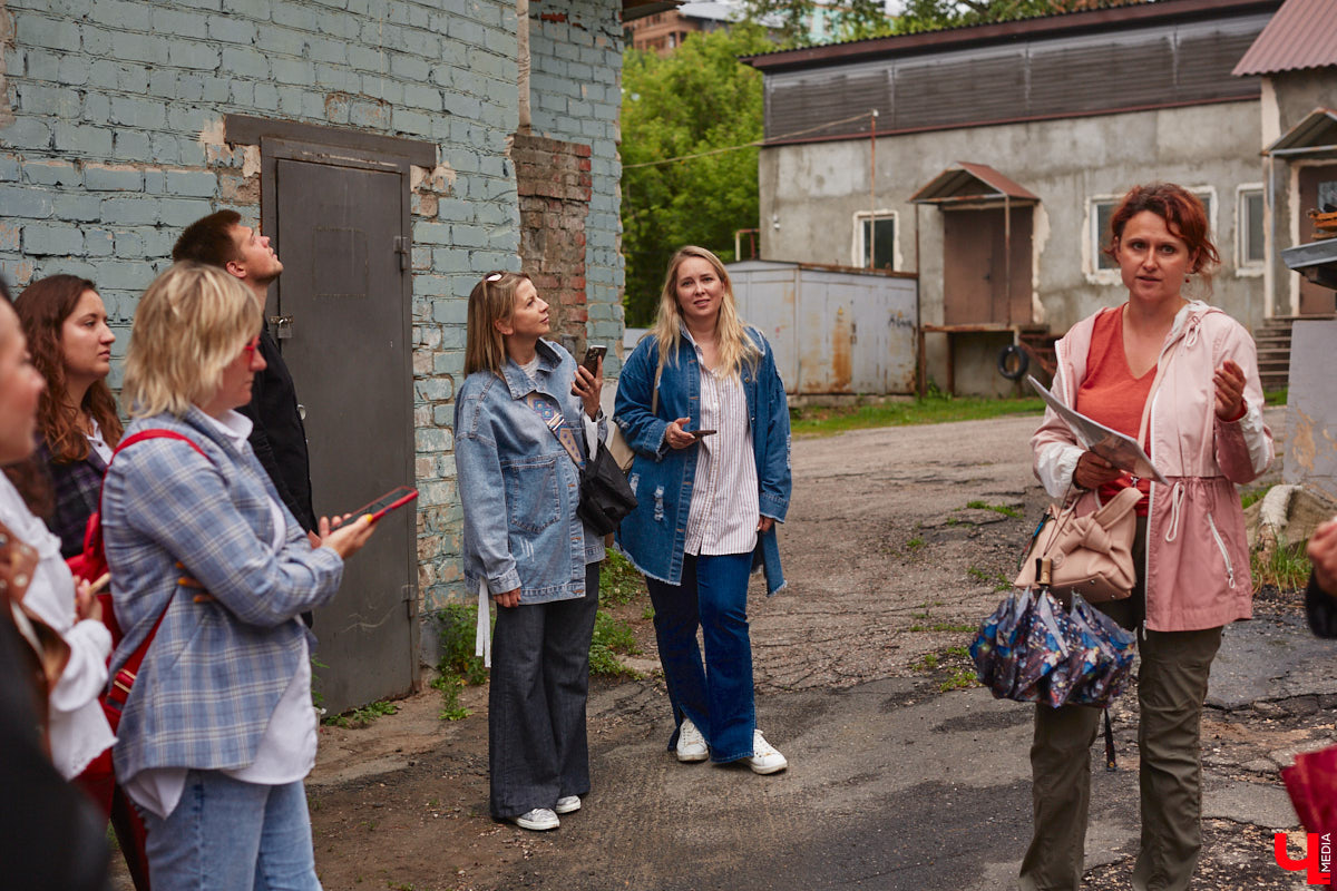 Владимирские рестораторы предложили своим гостям необычный формат гастрономического тура. Прежде чем продегустировать блюда русской кухни, участники отправились на двухчасовую экскурсию по купеческим местам. «Ключ-Медиа» прогулялся вместе с ними.