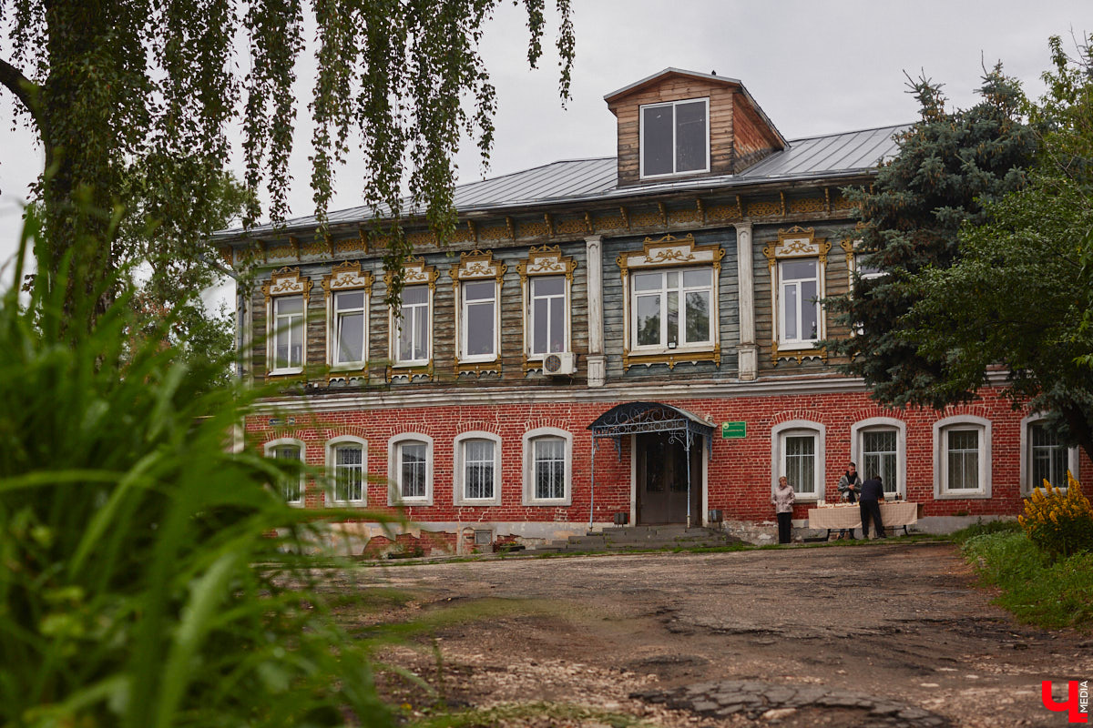 Владимирские рестораторы предложили своим гостям необычный формат гастрономического тура. Прежде чем продегустировать блюда русской кухни, участники отправились на двухчасовую экскурсию по купеческим местам. «Ключ-Медиа» прогулялся вместе с ними.