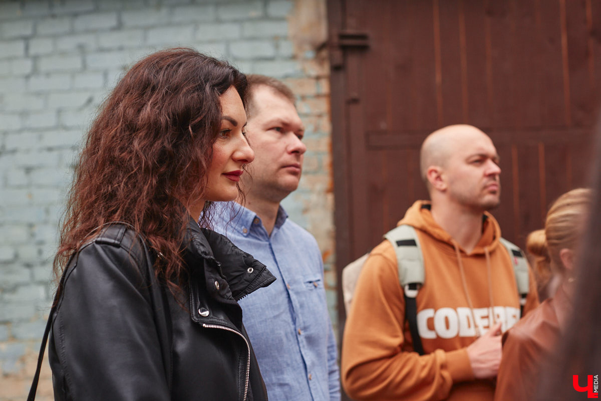 Владимирские рестораторы предложили своим гостям необычный формат гастрономического тура. Прежде чем продегустировать блюда русской кухни, участники отправились на двухчасовую экскурсию по купеческим местам. «Ключ-Медиа» прогулялся вместе с ними.