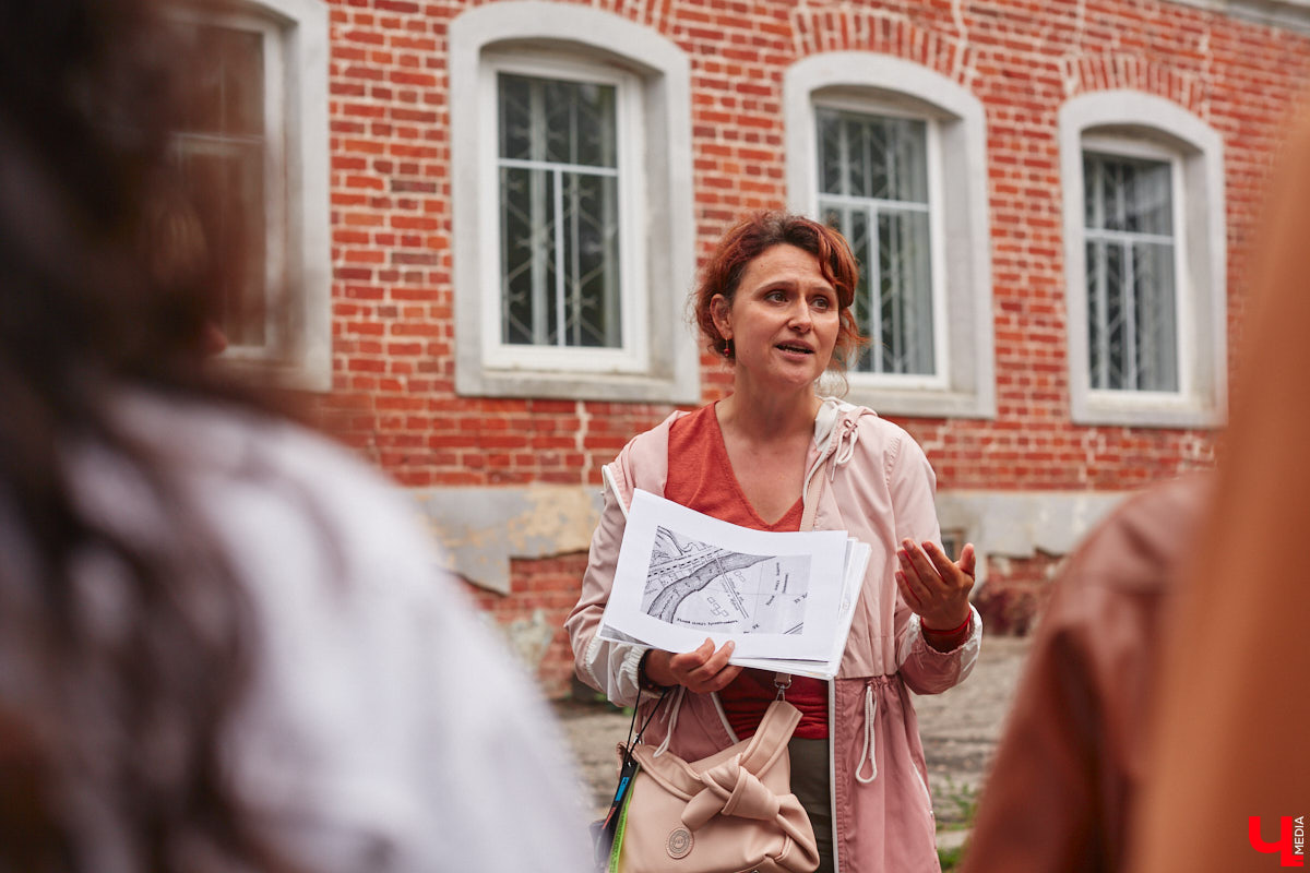 Владимирские рестораторы предложили своим гостям необычный формат гастрономического тура. Прежде чем продегустировать блюда русской кухни, участники отправились на двухчасовую экскурсию по купеческим местам. «Ключ-Медиа» прогулялся вместе с ними.