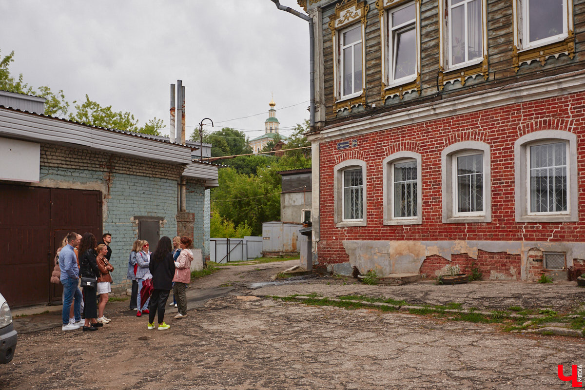 Владимирские рестораторы предложили своим гостям необычный формат гастрономического тура. Прежде чем продегустировать блюда русской кухни, участники отправились на двухчасовую экскурсию по купеческим местам. «Ключ-Медиа» прогулялся вместе с ними.
