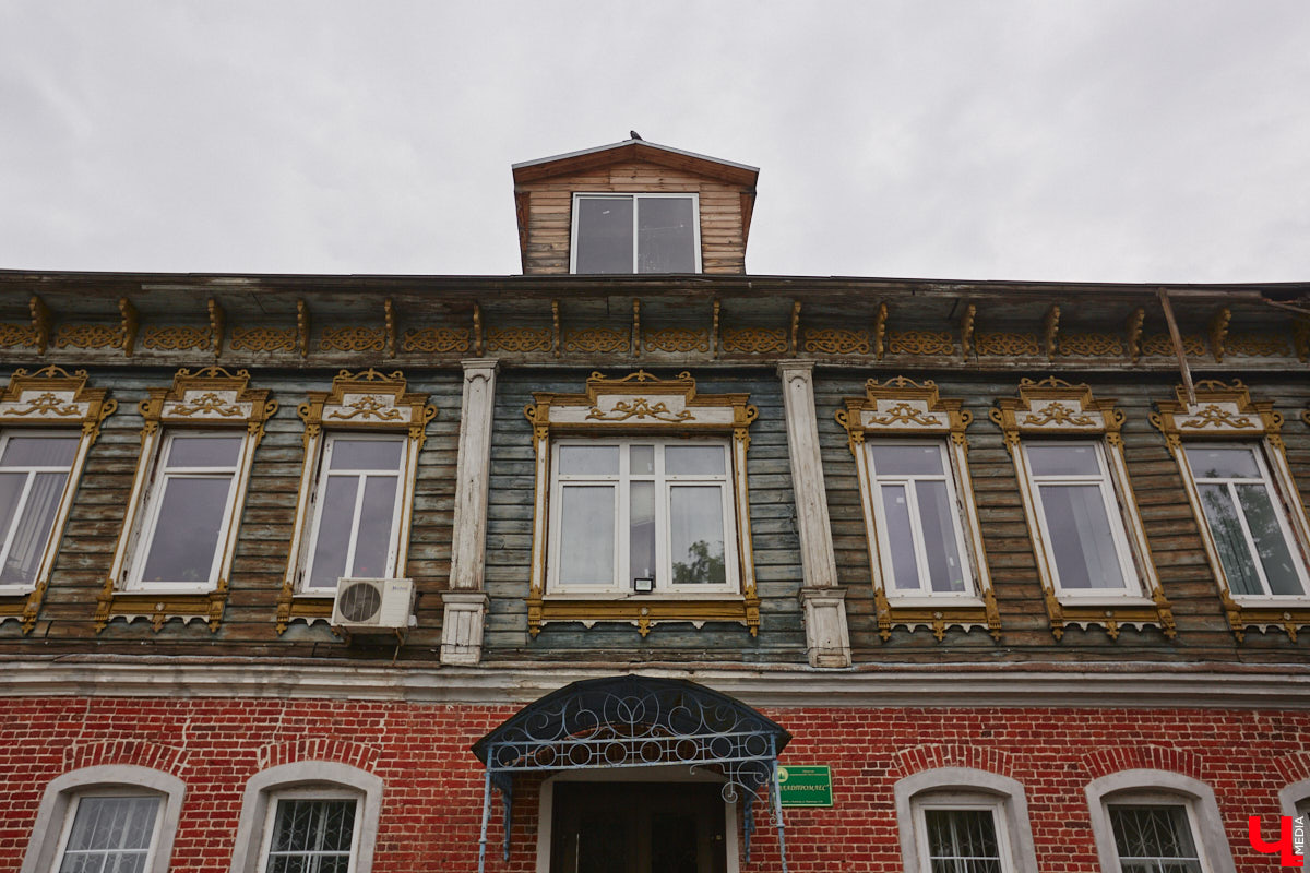 Владимирские рестораторы предложили своим гостям необычный формат гастрономического тура. Прежде чем продегустировать блюда русской кухни, участники отправились на двухчасовую экскурсию по купеческим местам. «Ключ-Медиа» прогулялся вместе с ними.