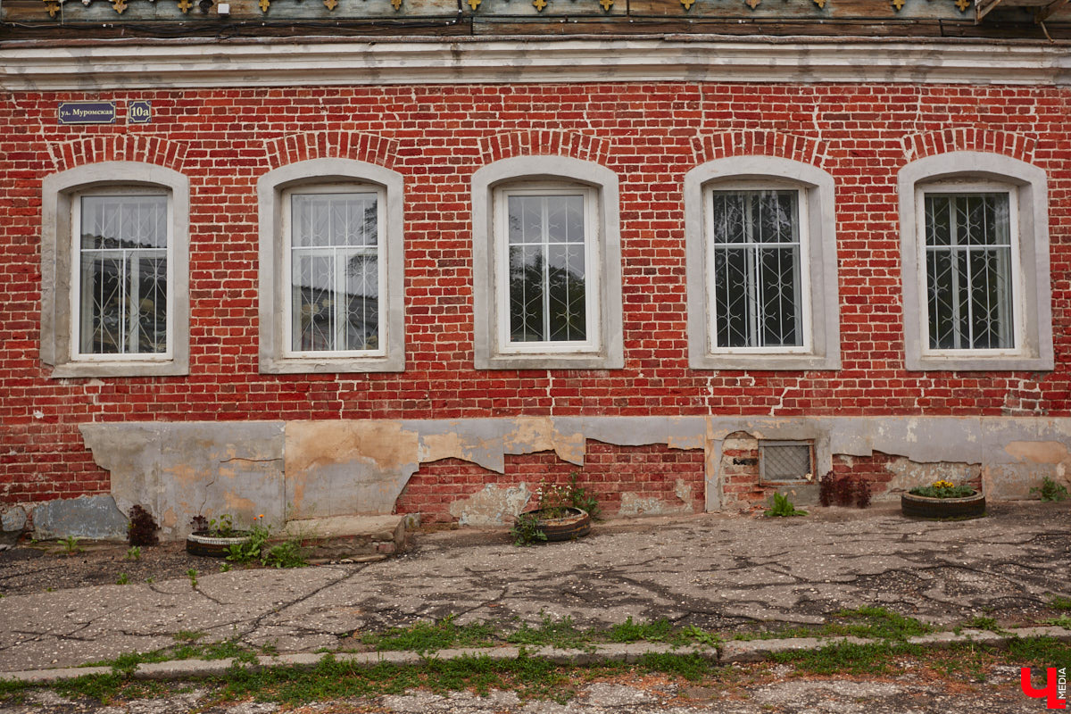 Владимирские рестораторы предложили своим гостям необычный формат гастрономического тура. Прежде чем продегустировать блюда русской кухни, участники отправились на двухчасовую экскурсию по купеческим местам. «Ключ-Медиа» прогулялся вместе с ними.