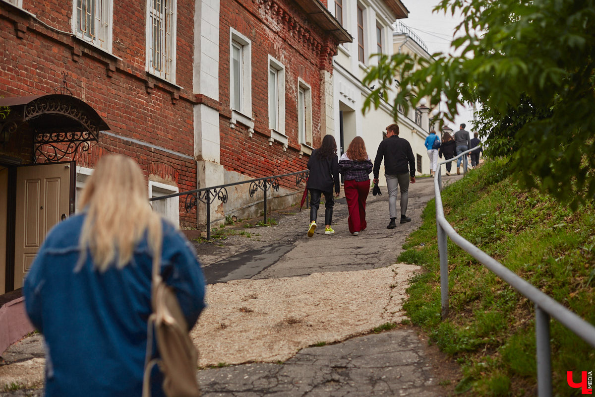 Владимирские рестораторы предложили своим гостям необычный формат гастрономического тура. Прежде чем продегустировать блюда русской кухни, участники отправились на двухчасовую экскурсию по купеческим местам. «Ключ-Медиа» прогулялся вместе с ними.
