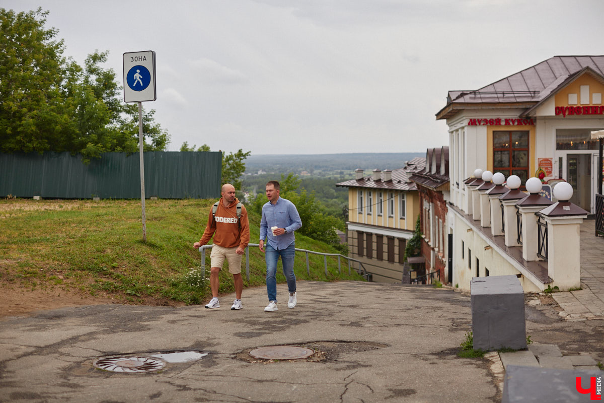 Владимирские рестораторы предложили своим гостям необычный формат гастрономического тура. Прежде чем продегустировать блюда русской кухни, участники отправились на двухчасовую экскурсию по купеческим местам. «Ключ-Медиа» прогулялся вместе с ними.