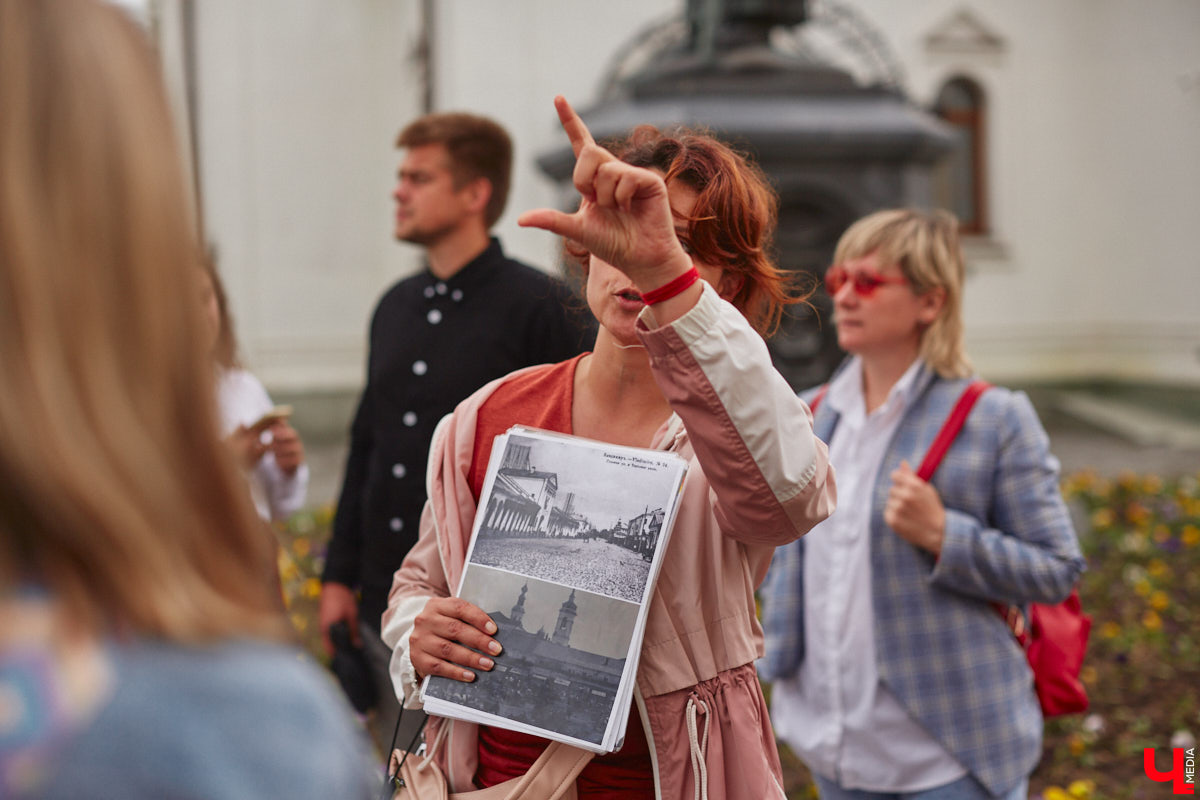 Владимирские рестораторы предложили своим гостям необычный формат гастрономического тура. Прежде чем продегустировать блюда русской кухни, участники отправились на двухчасовую экскурсию по купеческим местам. «Ключ-Медиа» прогулялся вместе с ними.