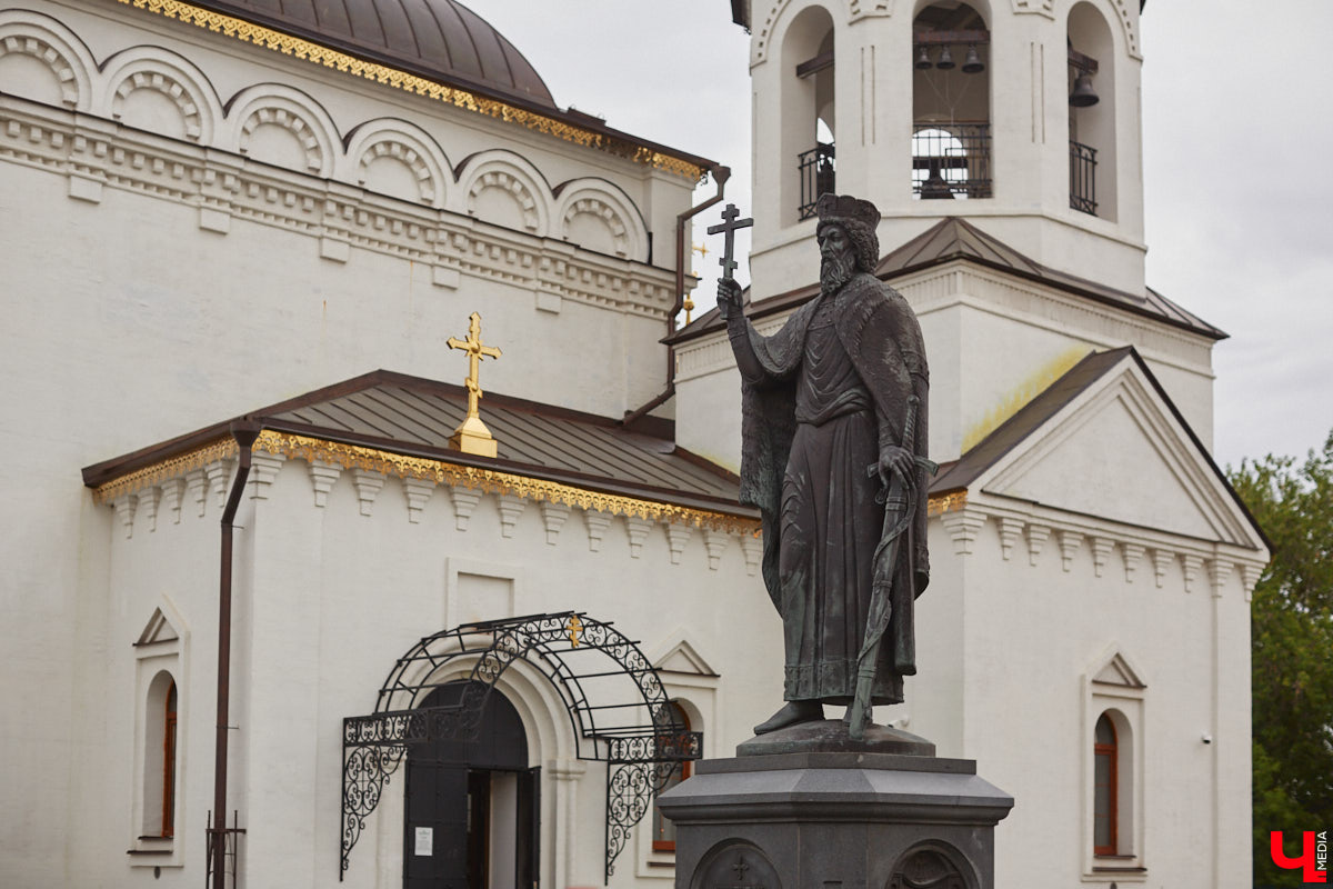 Владимирские рестораторы предложили своим гостям необычный формат гастрономического тура. Прежде чем продегустировать блюда русской кухни, участники отправились на двухчасовую экскурсию по купеческим местам. «Ключ-Медиа» прогулялся вместе с ними.