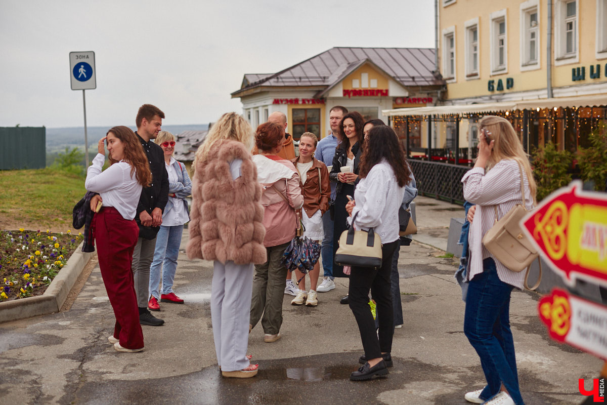 Владимирские рестораторы предложили своим гостям необычный формат гастрономического тура. Прежде чем продегустировать блюда русской кухни, участники отправились на двухчасовую экскурсию по купеческим местам. «Ключ-Медиа» прогулялся вместе с ними.