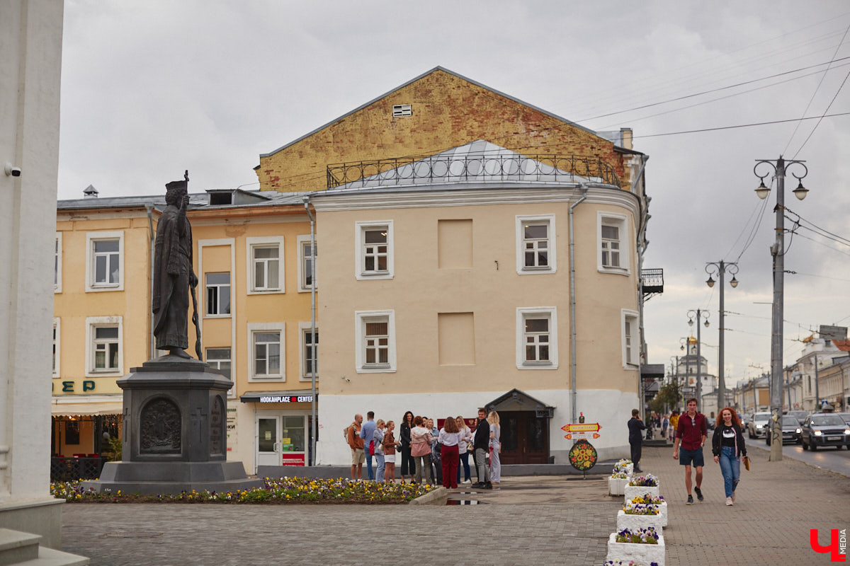 Владимирские рестораторы предложили своим гостям необычный формат гастрономического тура. Прежде чем продегустировать блюда русской кухни, участники отправились на двухчасовую экскурсию по купеческим местам. «Ключ-Медиа» прогулялся вместе с ними.