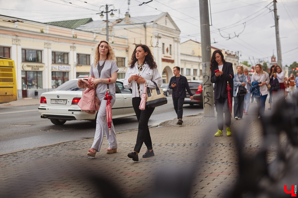 Владимирские рестораторы предложили своим гостям необычный формат гастрономического тура. Прежде чем продегустировать блюда русской кухни, участники отправились на двухчасовую экскурсию по купеческим местам. «Ключ-Медиа» прогулялся вместе с ними.